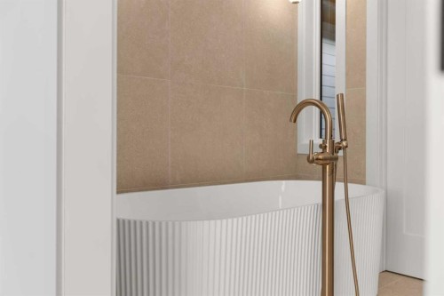 3919 19 Street Sw, Calgary, AB - Indoor Photo Showing Bathroom