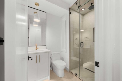 3919 19 Street Sw, Calgary, AB - Indoor Photo Showing Bathroom