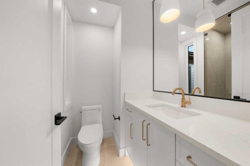 3919 19 Street Sw, Calgary, AB - Indoor Photo Showing Bathroom