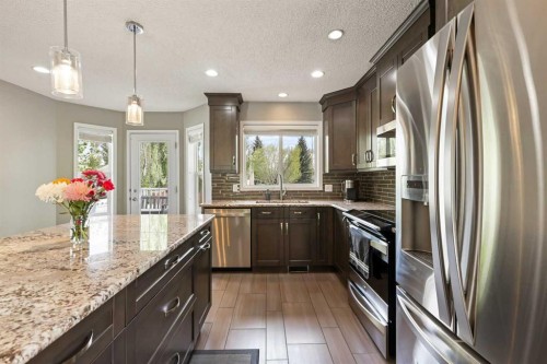 11 Strathmore Lakes Crescent, Strathmore, AB - Indoor Photo Showing Kitchen With Upgraded Kitchen