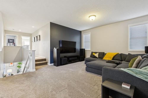 5 Riviera Place, Cochrane, AB - Indoor Photo Showing Living Room