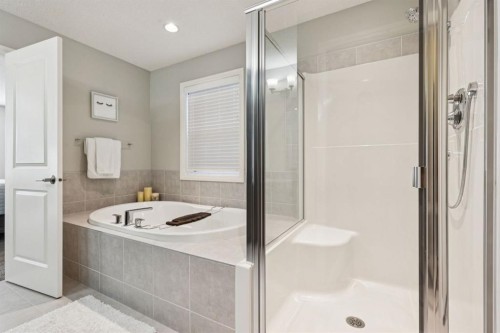 5 Riviera Place, Cochrane, AB - Indoor Photo Showing Bathroom