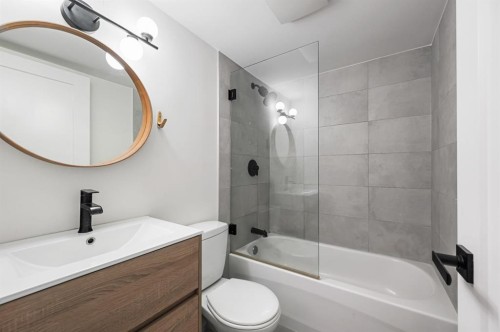 102-315 Heritage Drive Se, Calgary, AB - Indoor Photo Showing Bathroom