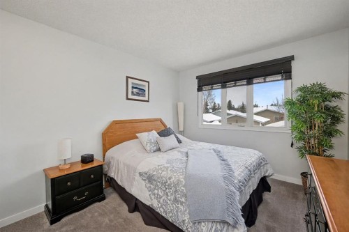 34 Woodglen Crescent Sw, Calgary, AB - Indoor Photo Showing Bedroom