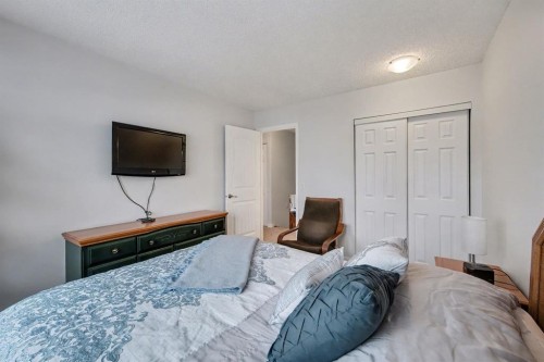 34 Woodglen Crescent Sw, Calgary, AB - Indoor Photo Showing Bedroom