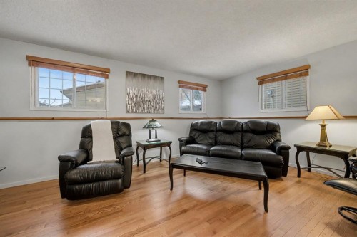 34 Woodglen Crescent Sw, Calgary, AB - Indoor Photo Showing Living Room
