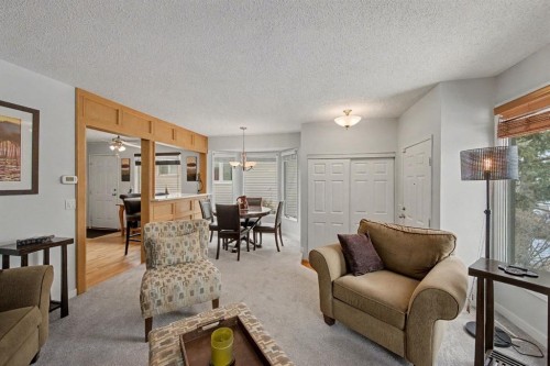 34 Woodglen Crescent Sw, Calgary, AB - Indoor Photo Showing Living Room