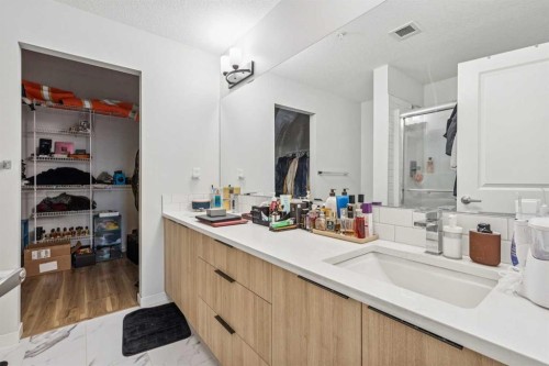 3116-33 Carringham Gate Nw, Calgary, AB - Indoor Photo Showing Bathroom