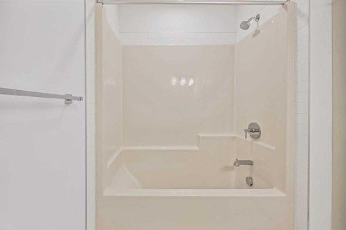 1403-280 Chelsea Road, Chestermere, AB - Indoor Photo Showing Bathroom