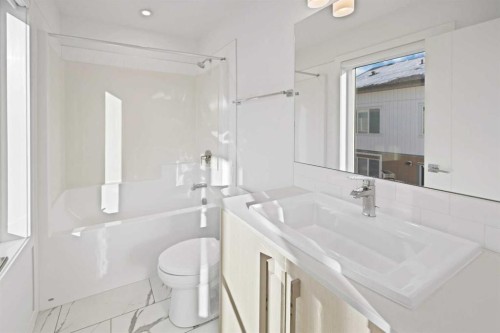 1403-280 Chelsea Road, Chestermere, AB - Indoor Photo Showing Bathroom