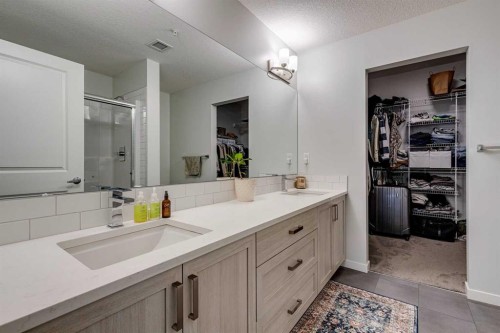 3204-33 Carringham Gate Nw, Calgary, AB - Indoor Photo Showing Bathroom