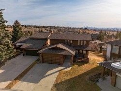 16 Edgeland Bay NW Calgary, AB T3A 2Y7