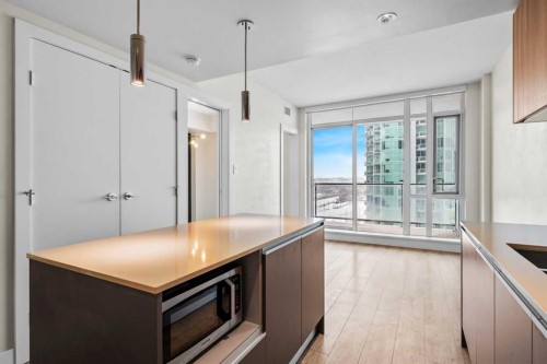 1403-1122 3 Street Se, Calgary, AB - Indoor Photo Showing Kitchen With Double Sink