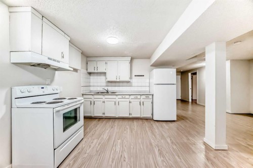 503 Woodbine Boulevard Sw, Calgary, AB - Indoor Photo Showing Kitchen