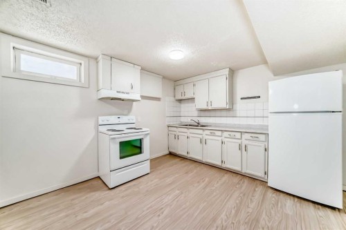 503 Woodbine Boulevard Sw, Calgary, AB - Indoor Photo Showing Kitchen