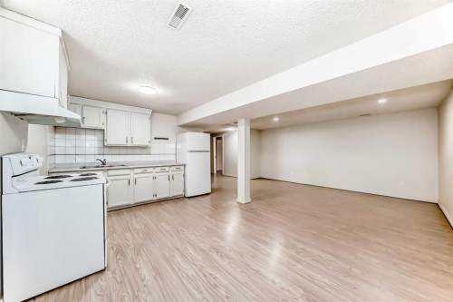 503 Woodbine Boulevard Sw, Calgary, AB - Indoor Photo Showing Kitchen