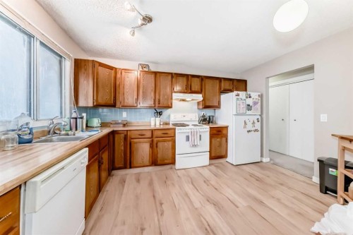 503 Woodbine Boulevard Sw, Calgary, AB - Indoor Photo Showing Kitchen With Double Sink