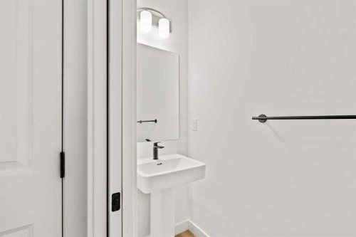 15 Herron Walk Ne, Calgary, AB - Indoor Photo Showing Bathroom