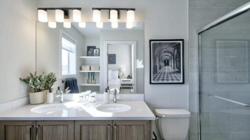 750 Wolf Willow Boulevard Se, Calgary, AB - Indoor Photo Showing Bathroom