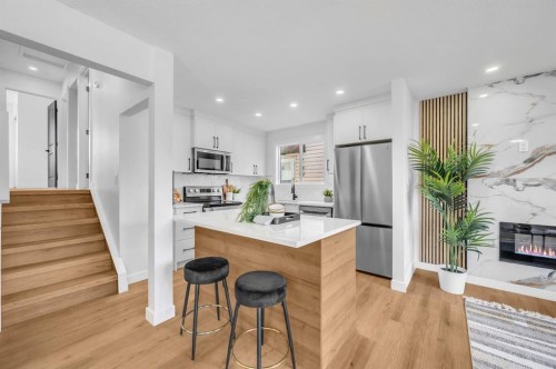 5747 24 Avenue Ne, Calgary, AB - Indoor Photo Showing Kitchen With Stainless Steel Kitchen With Upgraded Kitchen