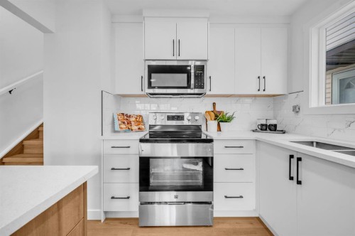5747 24 Avenue Ne, Calgary, AB - Indoor Photo Showing Kitchen