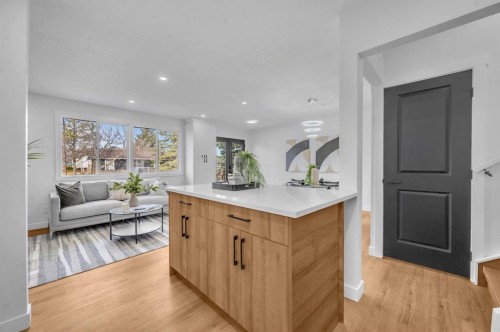 5747 24 Avenue Ne, Calgary, AB - Indoor