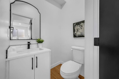 5747 24 Avenue Ne, Calgary, AB - Indoor Photo Showing Bathroom
