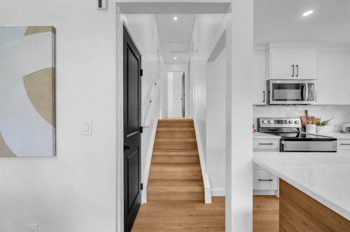 5747 24 Avenue Ne, Calgary, AB - Indoor Photo Showing Kitchen