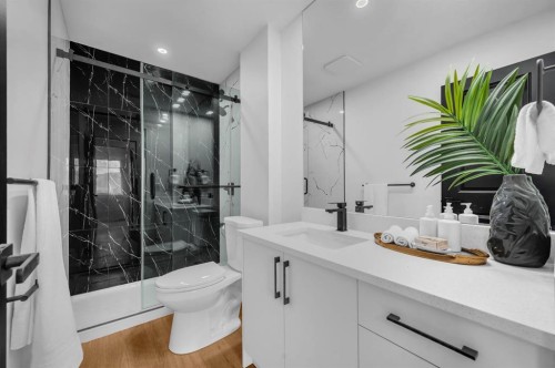 5747 24 Avenue Ne, Calgary, AB - Indoor Photo Showing Bathroom