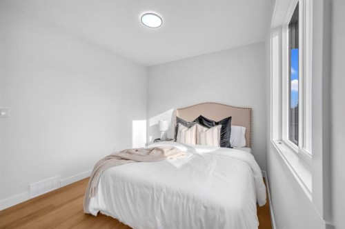 5747 24 Avenue Ne, Calgary, AB - Indoor Photo Showing Bedroom