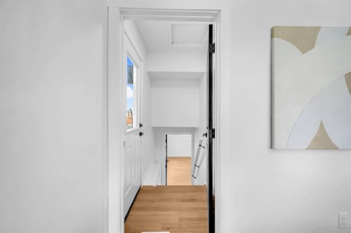 5747 24 Avenue Ne, Calgary, AB - Indoor Photo Showing Other Room