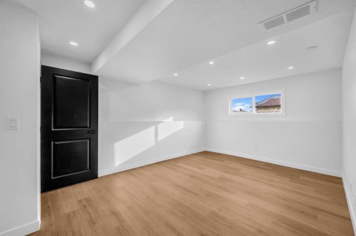 5747 24 Avenue Ne, Calgary, AB - Indoor Photo Showing Other Room