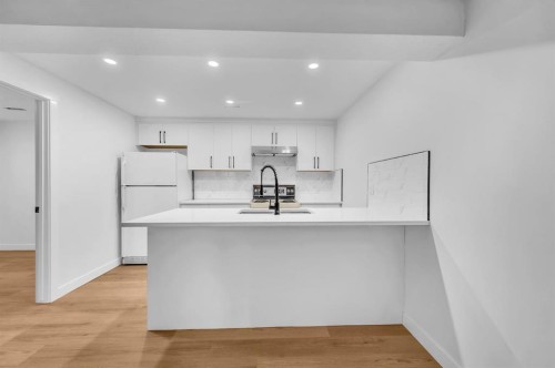 5747 24 Avenue Ne, Calgary, AB - Indoor Photo Showing Kitchen