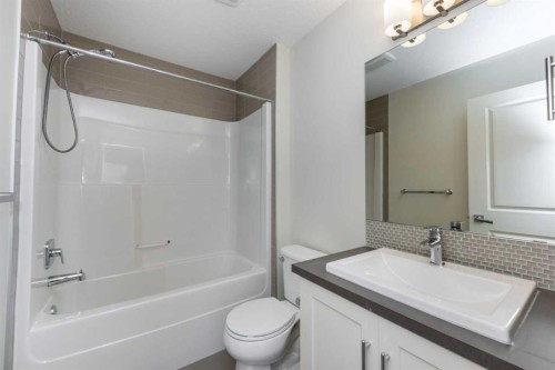 40 Sherwood Row Nw, Calgary, AB - Indoor Photo Showing Bathroom