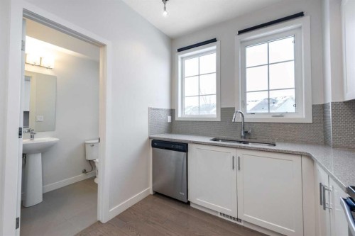 40 Sherwood Row Nw, Calgary, AB - Indoor Photo Showing Kitchen
