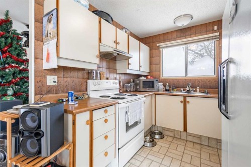 6496 54 Street Ne, Calgary, AB - Indoor Photo Showing Kitchen