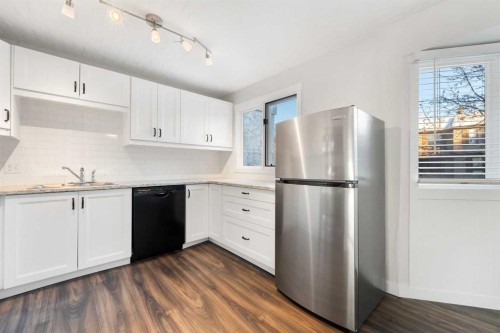 68-23 Glamis Drive Sw, Calgary, AB - Indoor Photo Showing Kitchen With Stainless Steel Kitchen