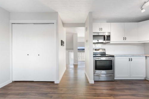 68-23 Glamis Drive Sw, Calgary, AB - Indoor Photo Showing Kitchen