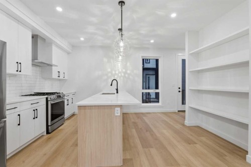 212 32 Avenue Ne, Calgary, AB - Indoor Photo Showing Kitchen With Upgraded Kitchen