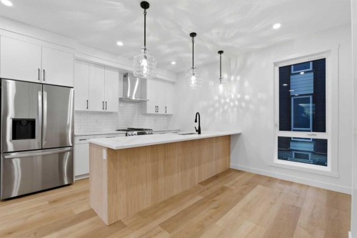 212 32 Avenue Ne, Calgary, AB - Indoor Photo Showing Kitchen With Upgraded Kitchen