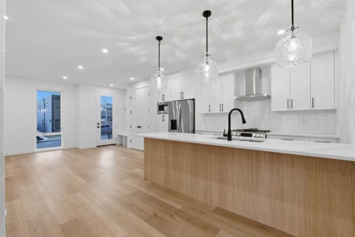 212 32 Avenue Ne, Calgary, AB - Indoor Photo Showing Kitchen With Upgraded Kitchen