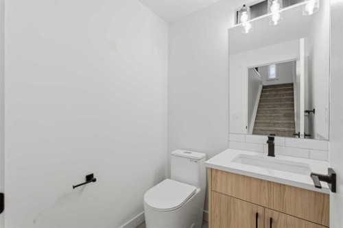 212 32 Avenue Ne, Calgary, AB - Indoor Photo Showing Bathroom