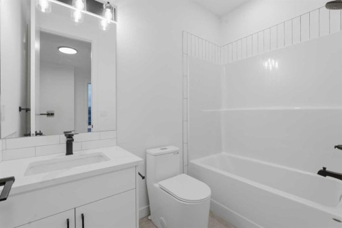 212 32 Avenue Ne, Calgary, AB - Indoor Photo Showing Bathroom