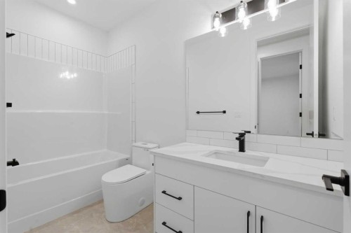 212 32 Avenue Ne, Calgary, AB - Indoor Photo Showing Bathroom