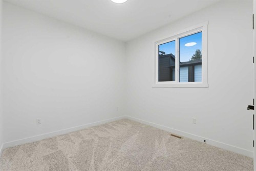 212 32 Avenue Ne, Calgary, AB - Indoor Photo Showing Other Room