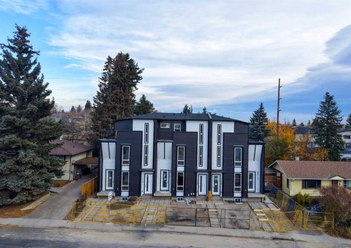 212 32 Avenue Ne, Calgary, AB - Outdoor With Facade