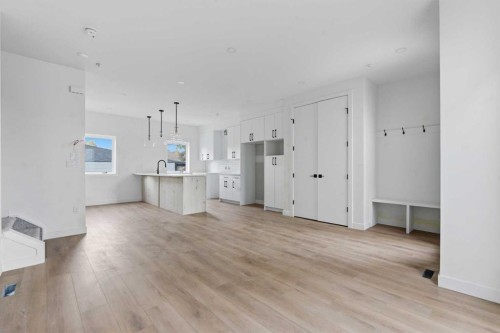 212 32 Avenue Ne, Calgary, AB - Indoor Photo Showing Kitchen