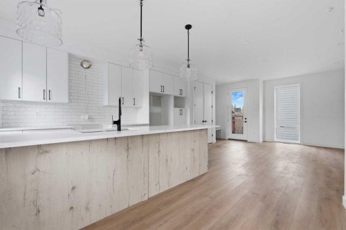 212 32 Avenue Ne, Calgary, AB - Indoor Photo Showing Kitchen