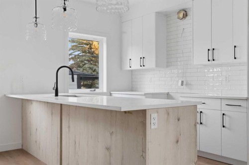 212 32 Avenue Ne, Calgary, AB - Indoor Photo Showing Kitchen