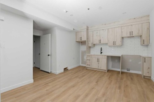 212 32 Avenue Ne, Calgary, AB - Indoor Photo Showing Kitchen
